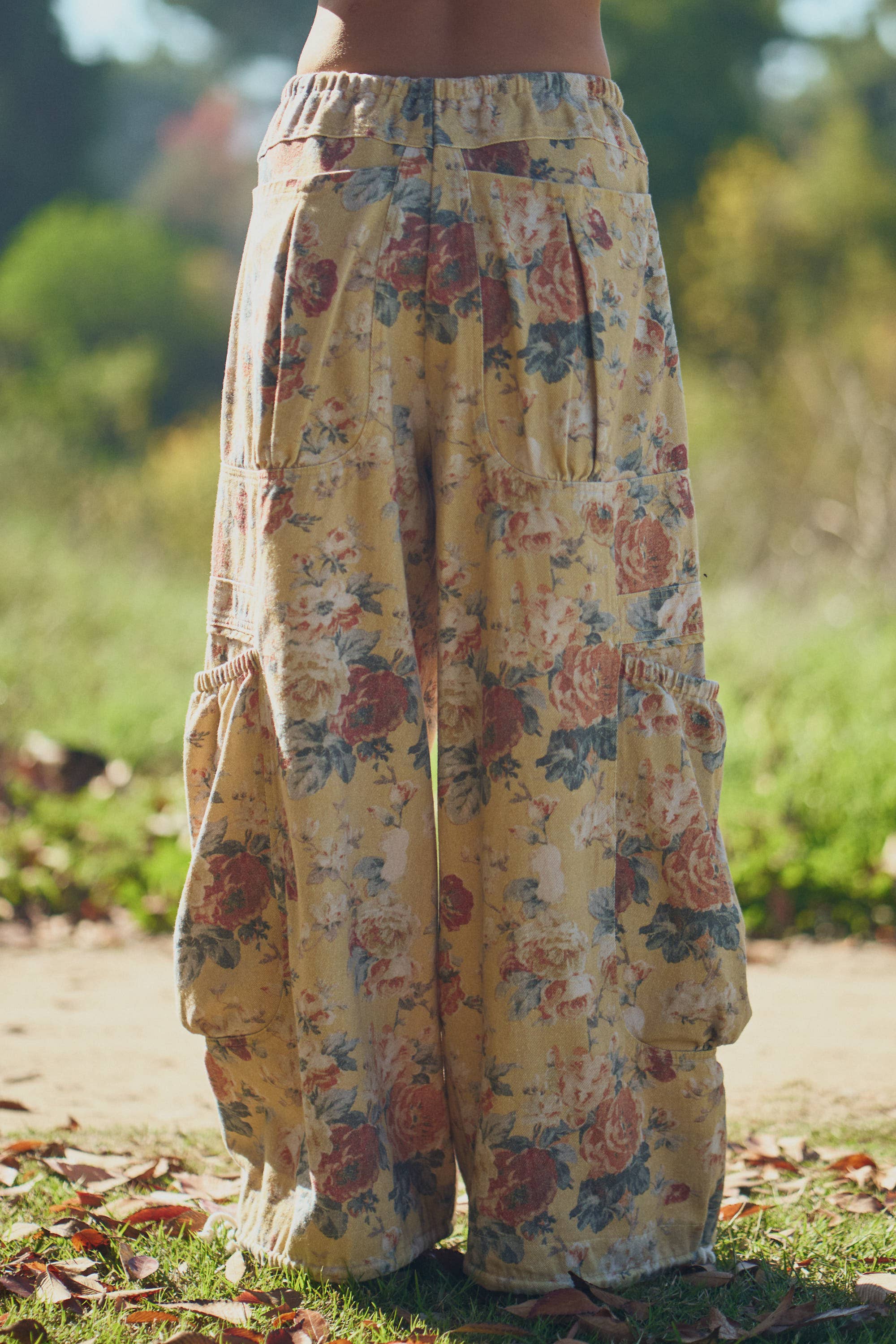 FLOWER PRINTED DENIM WAIST DROPPED POCKETS PANT